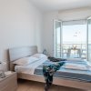 Stanza con letto matrimoniale e vista mare.