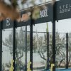 Campo da padel con reti e loghi.