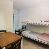 Letto a castello e tavolo con sedie in una stanza.