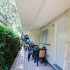 Veranda con sedie nere e tavolo.
