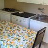 Cucina con tavolo a fantasia di limoni.