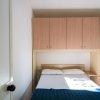 Letto matrimoniale con armadio a muro.