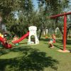 Un parco giochi con scivoli e altalene.