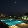 Piscina illuminata di notte vista dall'alto.