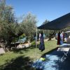 Area campeggio ombreggiata da un tendalino.
