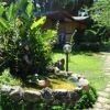 Laghetto con pietre e piante in un giardino con sentieri di pietra.