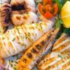 Un piatto di pesce grigliato con limone e prezzemolo.