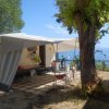 Campeggio con roulotte e tende vicino al mare.