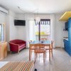 Interno di un appartamento con tavolo e sedie.