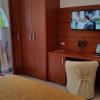 Stanza con TV a muro e balcone.