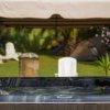 Vasca idromassaggio sotto un gazebo in giardino.