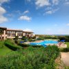 Un complesso residenziale con piscina e giardini curati.