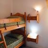 Letto a castello in legno in una stanza luminosa.