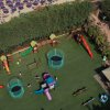 Un'area giochi con scivoli e altalene.