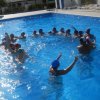 Persone in piscina che partecipano a giochi acquatici.