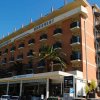 Edificio con balconi e insegna 