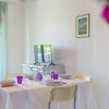 Tavolo da pranzo apparecchiato in una stanza luminosa.