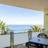 Balcone con tavolo e sedie, vista mare.