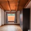 Stanza con soffitto in legno e armadio scuro.