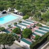 Veduta aerea di un campeggio con piscina.