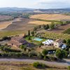 Vista di un agriturismo tra i campi.
