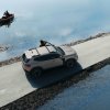 Auto su strada costiera, canoa sul lago.