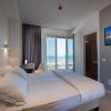 Camera d'hotel moderna con vista sul mare.