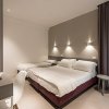 Camera d'albergo con letto matrimoniale e scrivania.