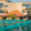 Edificio con ombrelloni verdi sulla spiaggia.