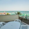 Terrazza con tavolo e vista mare.