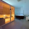Sauna e vasca idromassaggio in una spa moderna.