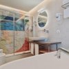 Bagno elegante con parete colorata e lavabo ovale.