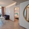 Soggiorno spazioso con tavolo e accesso a camera da letto.