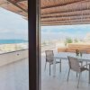 Tavolo e sedie su terrazza con tettoia.