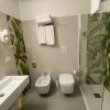 Bagno moderno con doccia, lavabo e bidet.