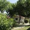 Bungalow tra alberi e cespugli verdi.