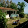 Bungalow con sdraio e vista sul mare.
