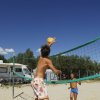 Ragazzi giocano a beach volley sulla sabbia.