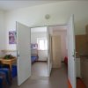 Sala con divano, cucina e vista su due camere.