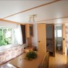 Interno di una casa mobile con cucina e zona pranzo.