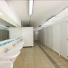Bagni pubblici con lavandini e specchi.