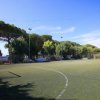 Un campo da calcio sotto un cielo azzurro.