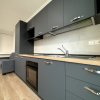 Cucina moderna con mobili scuri.