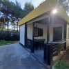 Bungalow in campagna con tavolo e sedie sotto il portico.