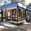 Bungalow con veranda chiusa nei boschi.