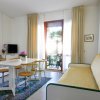 Soggiorno con divano, tavolo e balcone.