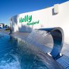 Fontane in una piscina di Holly Aqualand con un cielo blu.