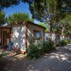Casa mobile tra alberi e biciclette parcheggiate.