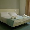 Camera con letto matrimoniale, lenzuola bianche.