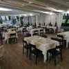 Sala da pranzo all'aperto con tavoli apparecchiati.